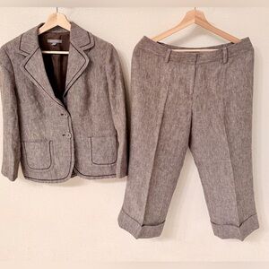 Ann Taylor 2 piece pant suit set. Blazer Size 4/Bottom size 6- EUC